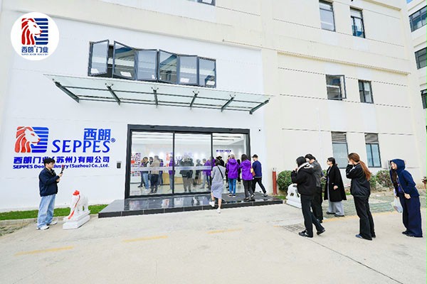 几十位外宾到访苏州西朗门业工厂参观