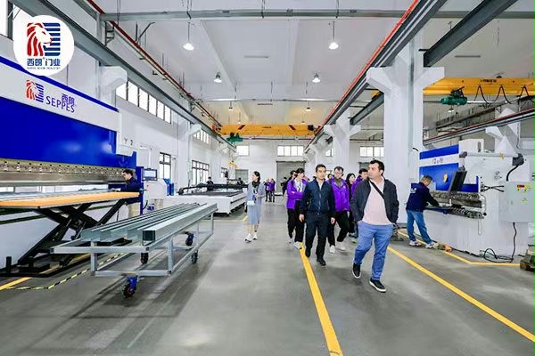 西朗门业董事长、总经理杨元嘉在产品展厅接待外宾