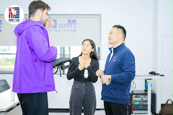 西朗门业董事长、总经理杨元嘉与外宾深入交流