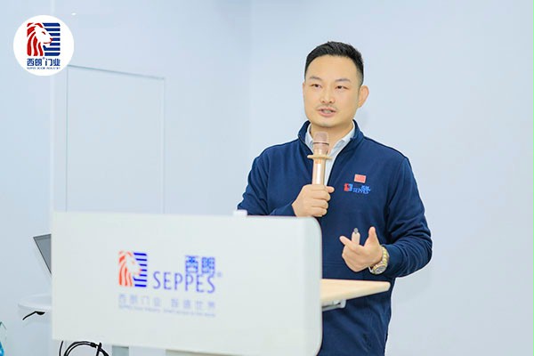 西朗门业董事长、总经理杨元嘉解答外宾提出的问