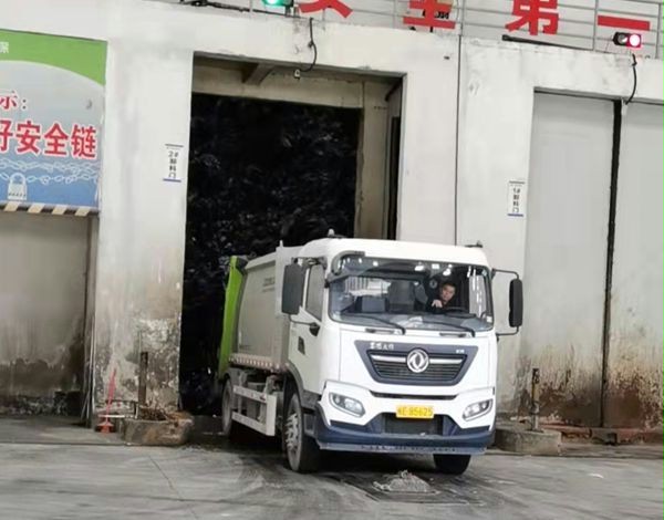某废料发电厂废料中心未安装工业门 某废料发电厂废料中心未安装工业门